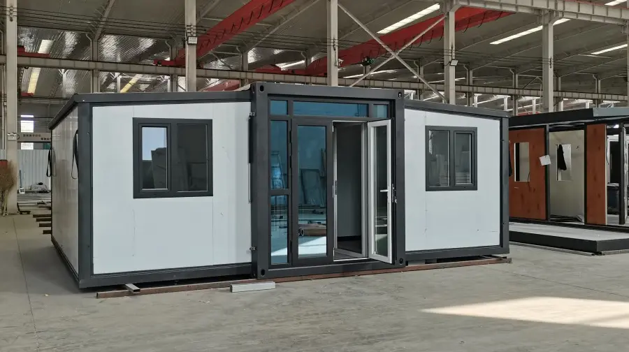 Family-Friendly Expandable Container House (4)