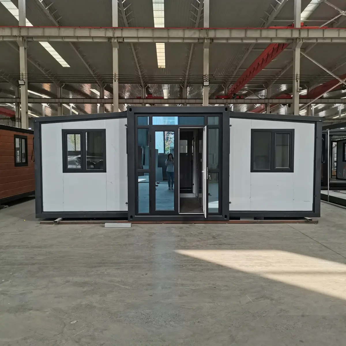 Family-Friendly Expandable Container House (3).jpg